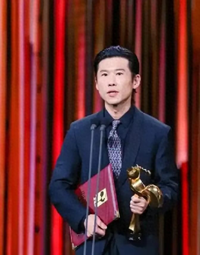 人红是非多！“赶母夺产”风波未平，王骁黑料被扒，张艺谋没说错